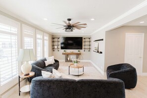 Televisión, chimenea, estéreo y oficina 