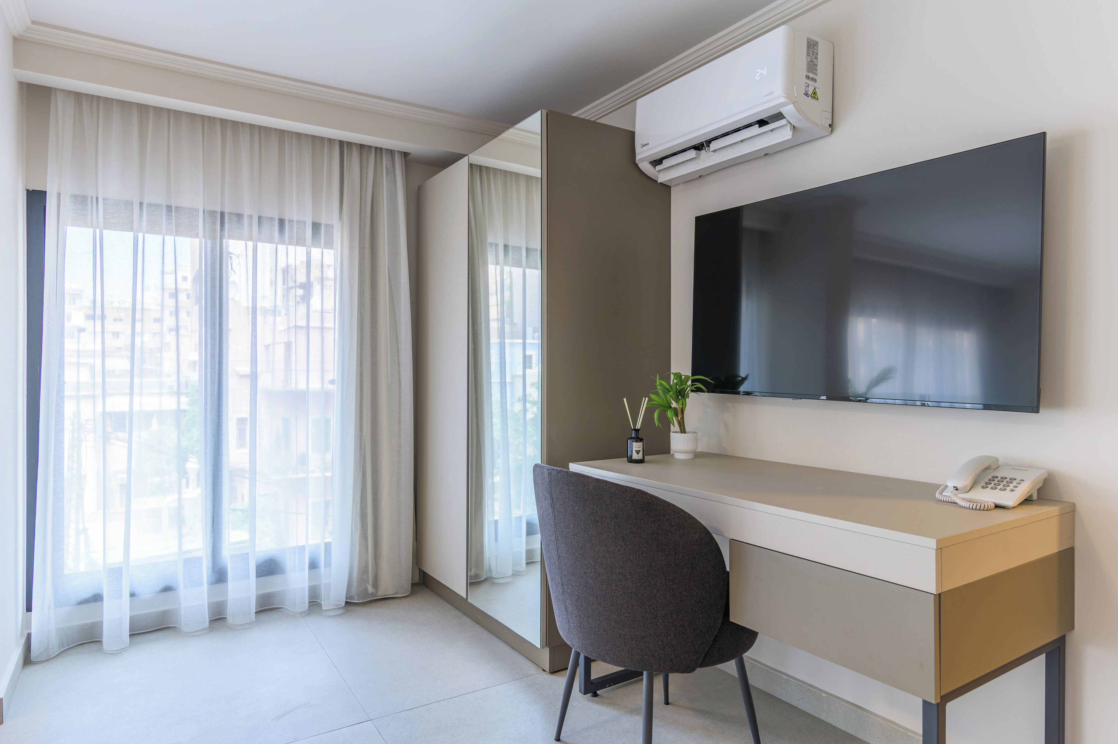 C14 | 起居区 | 智能电视、流媒体服务