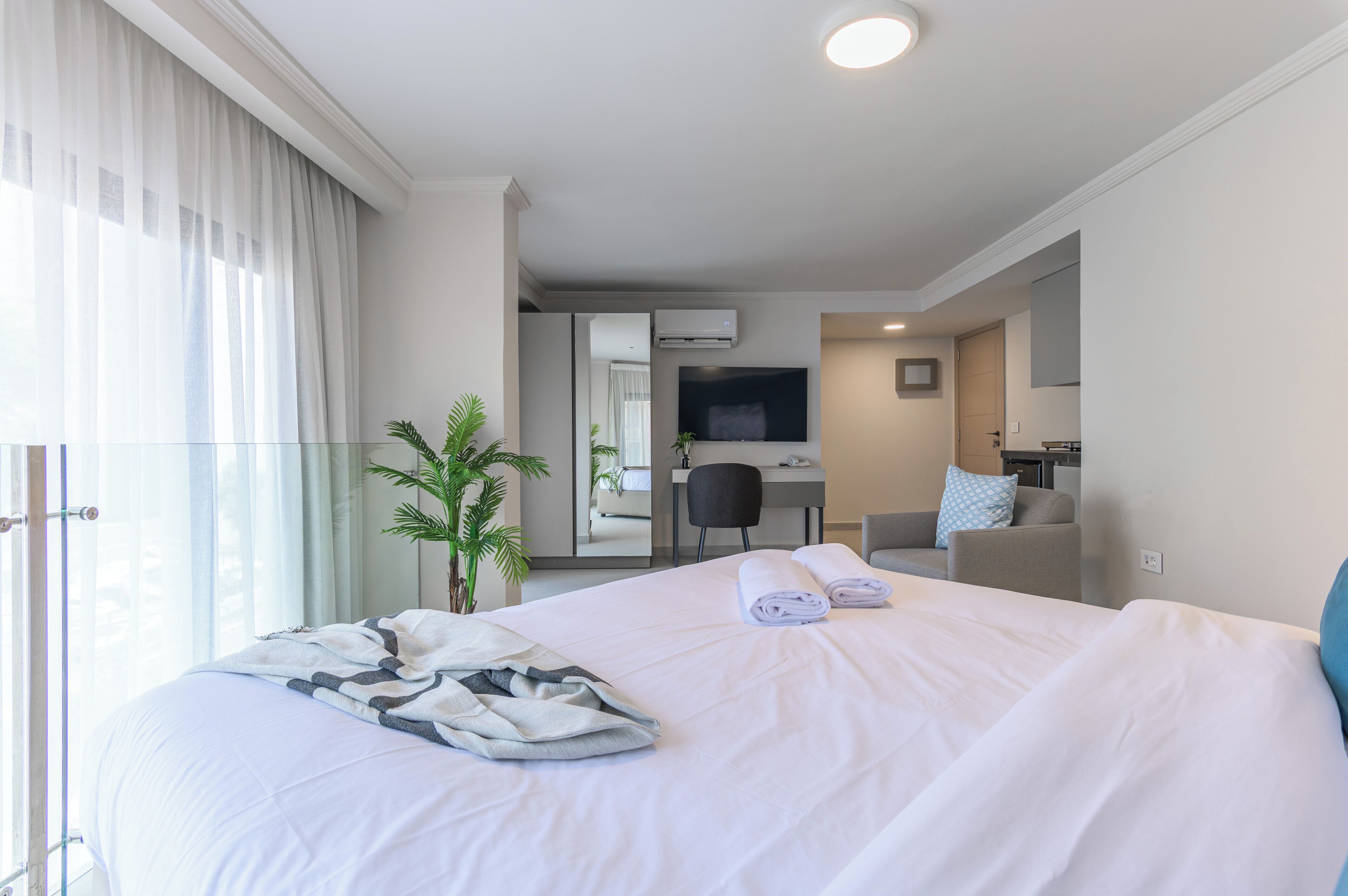 Decoración personalizada, muebles diferentes y cortinas blackout 