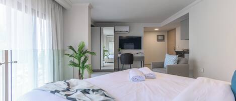 Decoración personalizada, muebles diferentes y cortinas blackout