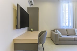 C4 | Living area | Smart TV, streaming services