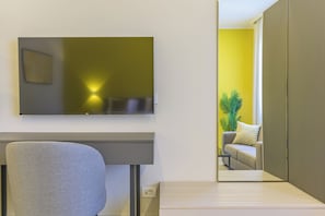 C9 | Living area | Smart TV, streaming services