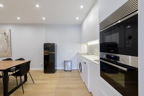 Een magnetron, een oven, een vaatwasser