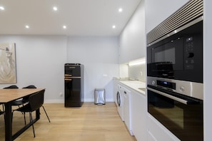 Een magnetron, een oven, een vaatwasser