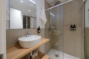 Dusche, Haartrockner, Handtücher, Seife