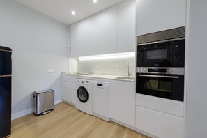 Een magnetron, een oven, een vaatwasser