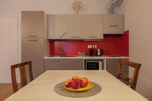 Apartamento, 1 quarto | Cozinha privada | Geladeira, micro-ondas, cooktop, chaleira elétrica