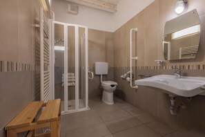 Appartement, 1 chambre | Salle de bain | Douche, séchoir à cheveux, serviettes fournies, savon