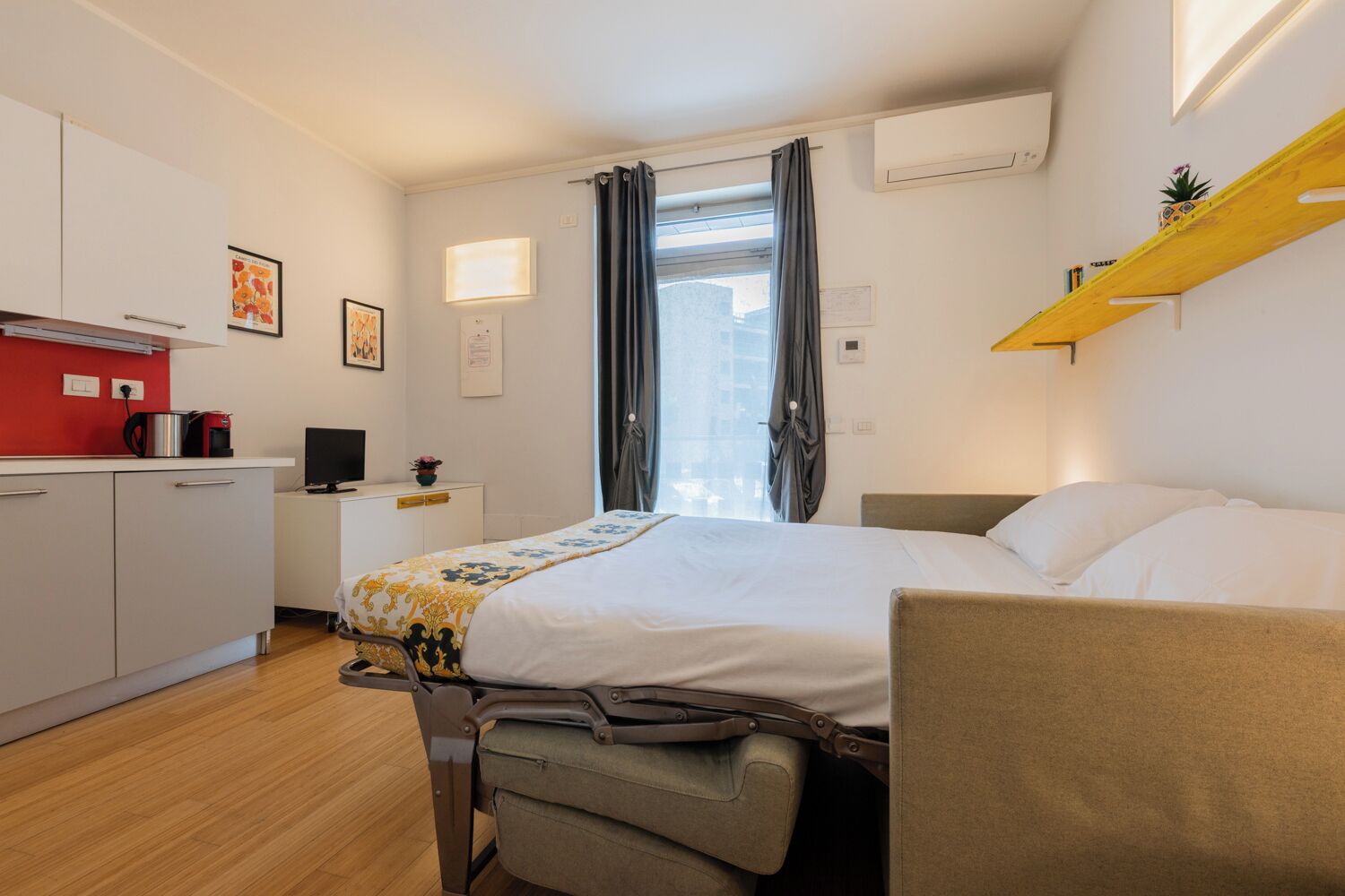 Basic-Studio | Wohnbereich | Flachbildfernseher