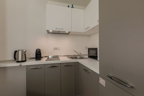 Classic-Studio | Eigene Küche | Kühlschrank, Mikrowelle, Herdplatte, Kochgeschirr/Geschirr/Besteck