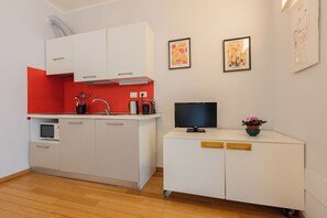 Basic Studio | Private kitchen | Fridge, microwave, stovetop, cookware/dishes/utensils