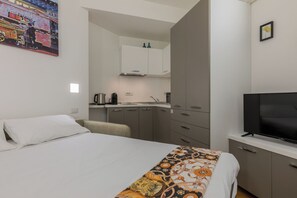 Classic Studio | Living area | Flat-screen TV