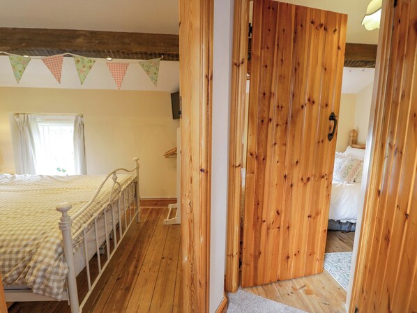 2 quartos, individualmente decorados, individualmente mobiliados