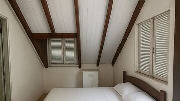 Comfort Room, Pool View | Blackout drapes