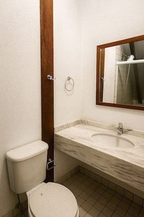 Habitación Confort, vista a la alberca | Baño