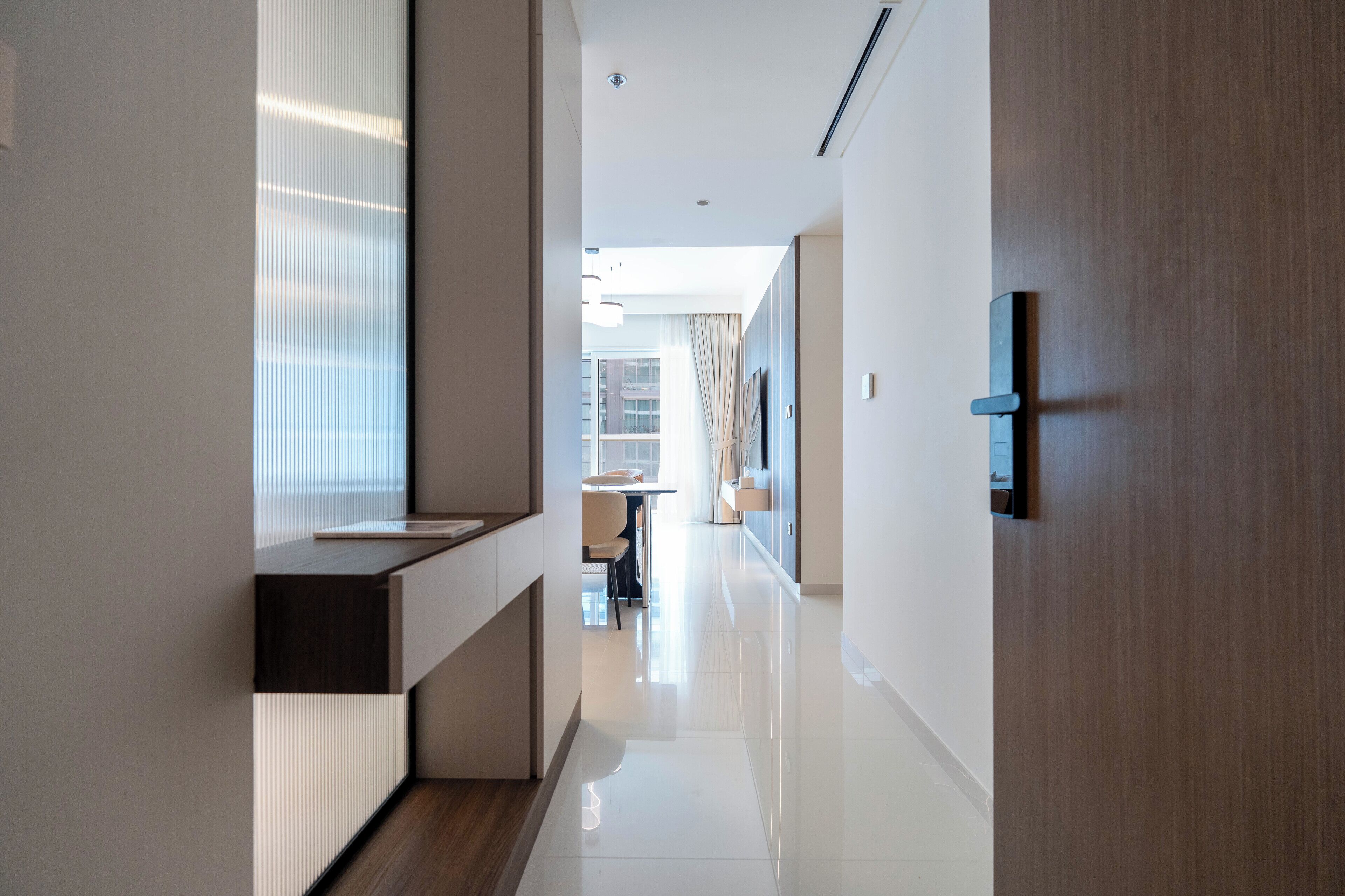 Departamento Deluxe, balcón, vista al mar | Área de sala de estar | Televisión de pantalla plana de 125 cm con canales digitales y Netflix 