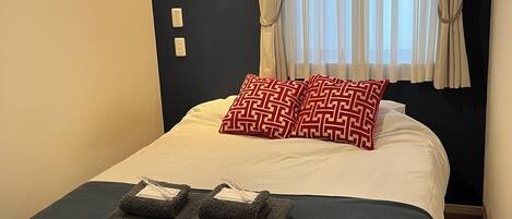 4 عدّة غرف نوم وواي فاي وملاءات أسرّة