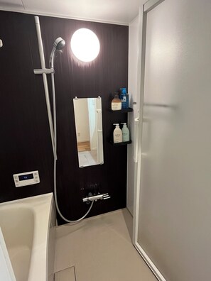 Sèche-cheveux, bidet, serviettes fournies, savon