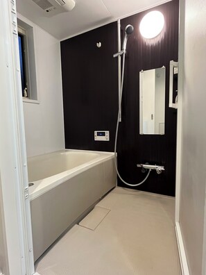 Haartrockner, Bidet, Handtücher, Seife