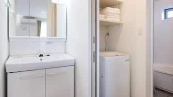 Hus - 4 sovrum - icke-rökare (Aile House 1, 4LDK) | Badrum | Badkar/dusch, gratis toalettartiklar, hårtork och tofflor