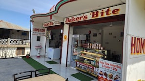 Tempat makan luar