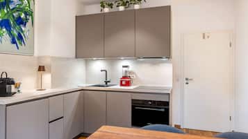 Fridge, oven, stovetop, dishwasher