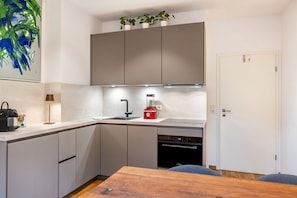 Fridge, oven, stovetop, dishwasher