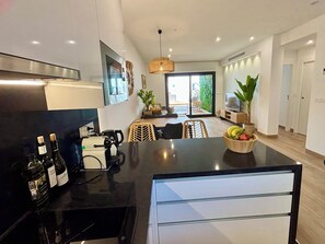 冷蔵庫、電子レンジ、オーブン、コンロ