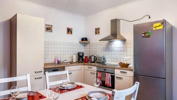 Jääkaappi, uuni, liesi, astianpesukone