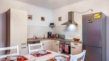 Fridge, oven, stovetop, dishwasher