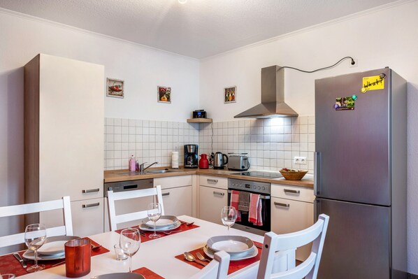 Fridge, oven, stovetop, dishwasher
