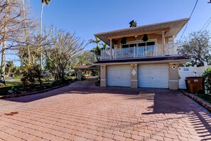 House | 1 bedroom, Internet - Simple Rooftop Gem 2 Blocks 2 Beach Pets Allowed (Indian Rocks Beach)