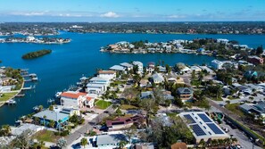 House | 1 bedroom, Internet - Simple Rooftop Gem 2 Blocks 2 Beach Pets Allowed (Indian Rocks Beach)