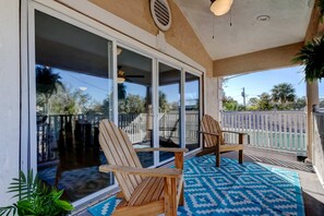 House | 1 bedroom, Internet - Simple Rooftop Gem 2 Blocks 2 Beach Pets Allowed (Indian Rocks Beach)