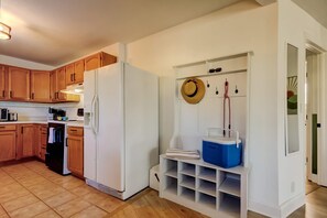 House | 1 bedroom, Internet - Simple Rooftop Gem 2 Blocks 2 Beach Pets Allowed (Indian Rocks Beach)