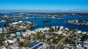 House | 1 bedroom, Internet - Simple Rooftop Gem 2 Blocks 2 Beach Pets Allowed (Indian Rocks Beach)