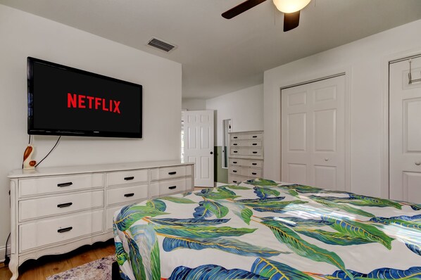 House | 1 bedroom, Internet - Simple Rooftop Gem 2 Blocks 2 Beach Pets Allowed (Indian Rocks Beach)