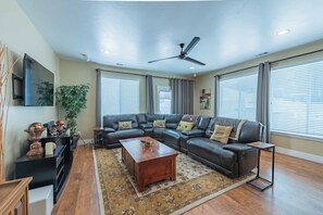 スマートテレビ、暖炉、DVD プレーヤー、書斎 / ワークスペース