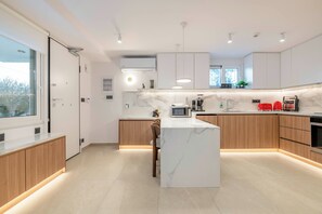 Refrigerador, microondas, horno, placa de cocina