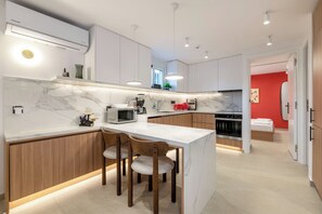 Een koelkast, een microgolfoven, een oven, een kookplaat