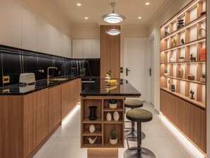 Fridge, oven, stovetop, dishwasher