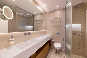 Douche, sèche-cheveux, serviettes fournies