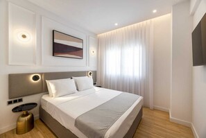 2 chambres, bureau, fer et planche à repasser, lit parapluie