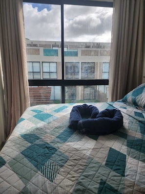 3 habitaciones, tabla de planchar con plancha, internet y ropa de cama