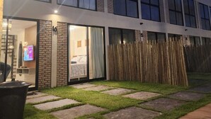 Un bâtiment moderne à deux étages, doté d’une entrée bien éclairée et d’une chambre visible de l’extérieur.