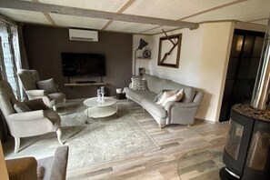 Living area - Cheerful house with sauna and bathtub (Uppsala län)