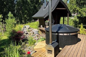Outdoor spa tub - Cheerful house with sauna and bathtub (Uppsala län)