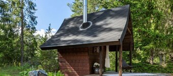 Cheerful house with sauna and bathtub