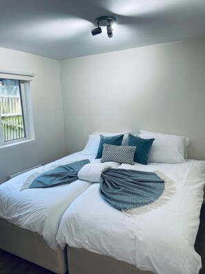 2 bedrooms, iron/ironing board, WiFi, bed sheets - Ivy Cottage Two Bedroom & Garden in Temple Fortune (London)