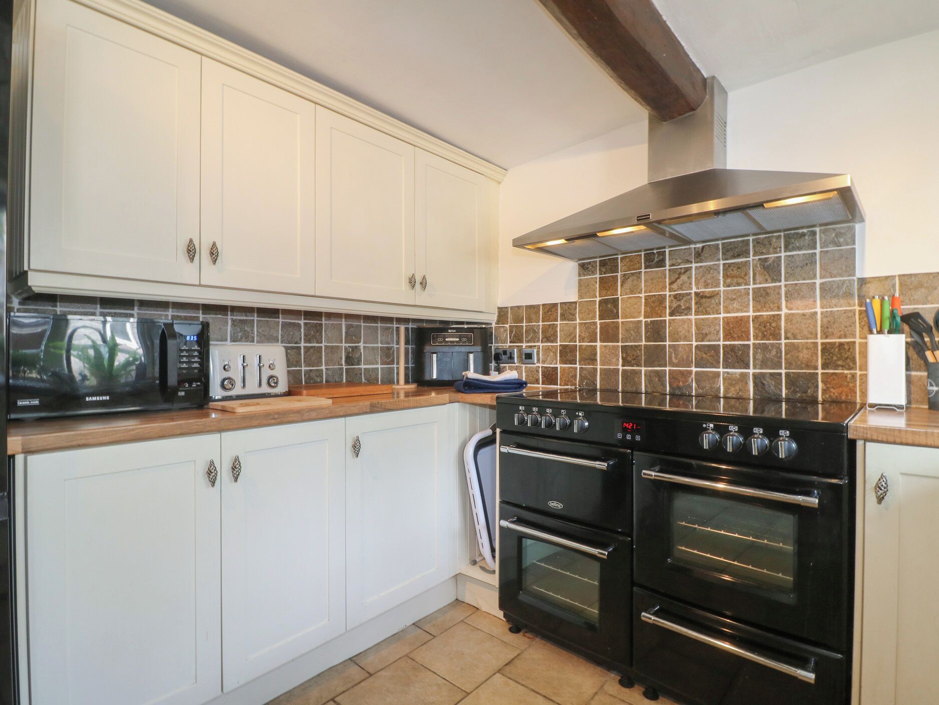 Lave-vaisselle, batterie de cuisine, vaisselle et ustensiles